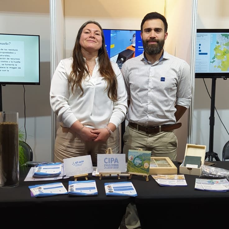 CIPA y GT-ATP estuvieron presentes en el Encuentro Nacional de Medio Ambiente en la Construcción (ENAMAC) organizado por la Cámara Chilena de la Construcción, con el objetivo de conocer experiencias relacionadas con la sostenibilidad ambiental, la gestión de residuos en la construcción y la economía circular. 

Gracias a la invitación de la Agencia Nacional de Investigación y Desarrollo (ANID), presentamos algunos de los proyectos relacionados a la construcción como lo es Ecobuild Juan Fernández, que pretende  Desarrollar e implementar un sistema tecnológico sostenible que permita valorizar residuos plásticos, de papel y cartón generados en la comuna, para su transformación en nuevos productos con aplicación al sector de la construcción.

GT-ATP, presentó sus servicios relacionados a reciclaje, como valorización de residuos y el análisis de biodegradación 

#CentrosAnid #ENAMAC #GTATP #CIPA