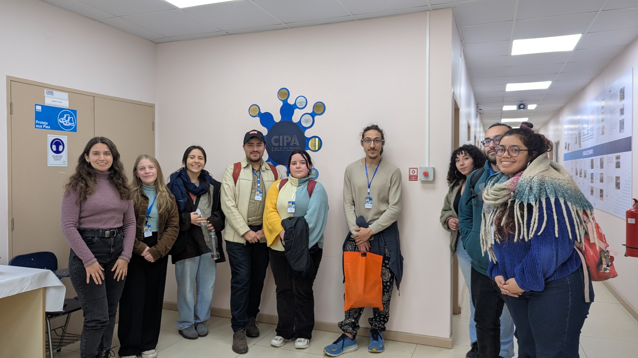 Tuvimos el agrado de recibir a estudiantes del XLI Encuentro Nacional de Estudiantes de Bioquímica y Carreras Afines, organizado por la Universidad de Concepción. 🧪✨

Delegaciones de 11 universidades, desde Antofagasta hasta Valdivia, llegaron con un mismo propósito: fomentar la divulgación científica y el intercambio académico. 

Durante su visita, la Dra. Natalia Pettinelli compartió con ell@s una charla sobre los proyectos en los que trabajamos, destacando nuestro compromiso con el medioambiente a través de Recycle Safe. 🌱♻️

Además, recorrieron nuestros laboratorios y planta piloto, donde pudieron conocer de cerca lo que hacemos en CIPA y resolver todas sus dudas junto a nuestro equipo.

#CIPA #RecycleSafe #DivulgaciónCientífica #EncuentroBioquímica #Investigación #Innovación #CienciaChilena #CentrosAnid