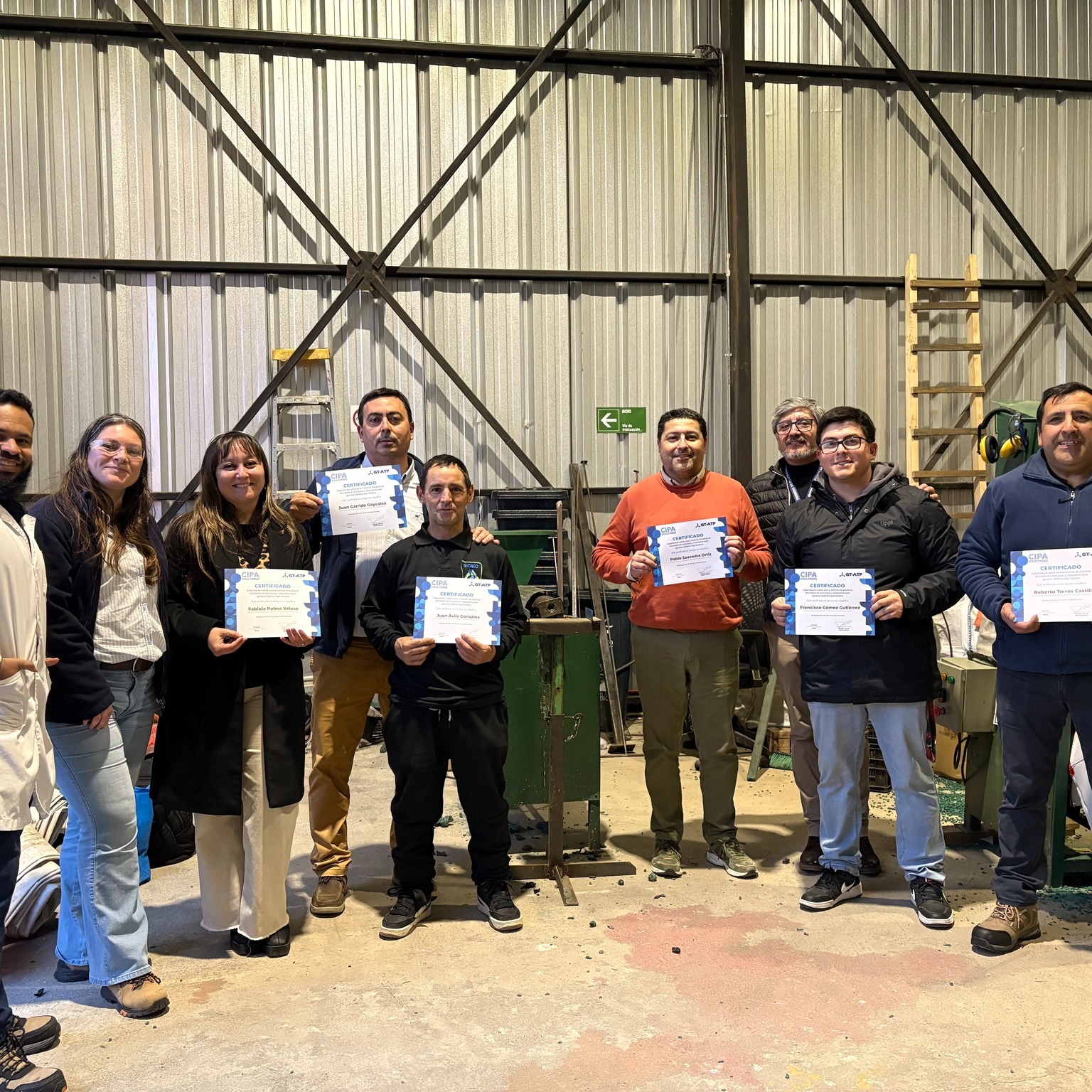 Tuvimos el placer de compartir una jornada junto a la Ilustre Municipalidad de Cabrero, donde les enseñamos a darle una segunda vida a los plásticos reciclados ♻️.
👩‍🏫🧑‍🏭 Nuestra dupla experta, Jesús Serrano y Yanina Saravia, nos guió en esta capacitación que combinó teoría y práctica: Primero, conocimos los distintos tipos de plásticos, sus clasificaciones y características. Luego, creamos mezclas y formulaciones para procesarlas, obteniendo tableros tipo madera a partir de residuos plásticos 💪🌍.

Gracias a @municabrero  por confiar en nosotros 🙌
 ¡Esperamos que lo aprendido impulse nuevas ideas para reciclar e innovar en la comuna! 🚀🌿

#Reciclaje #InnovaciónSustentable #EconomíaCircular #CabreroSustentable #CapacitaciónAmbiental