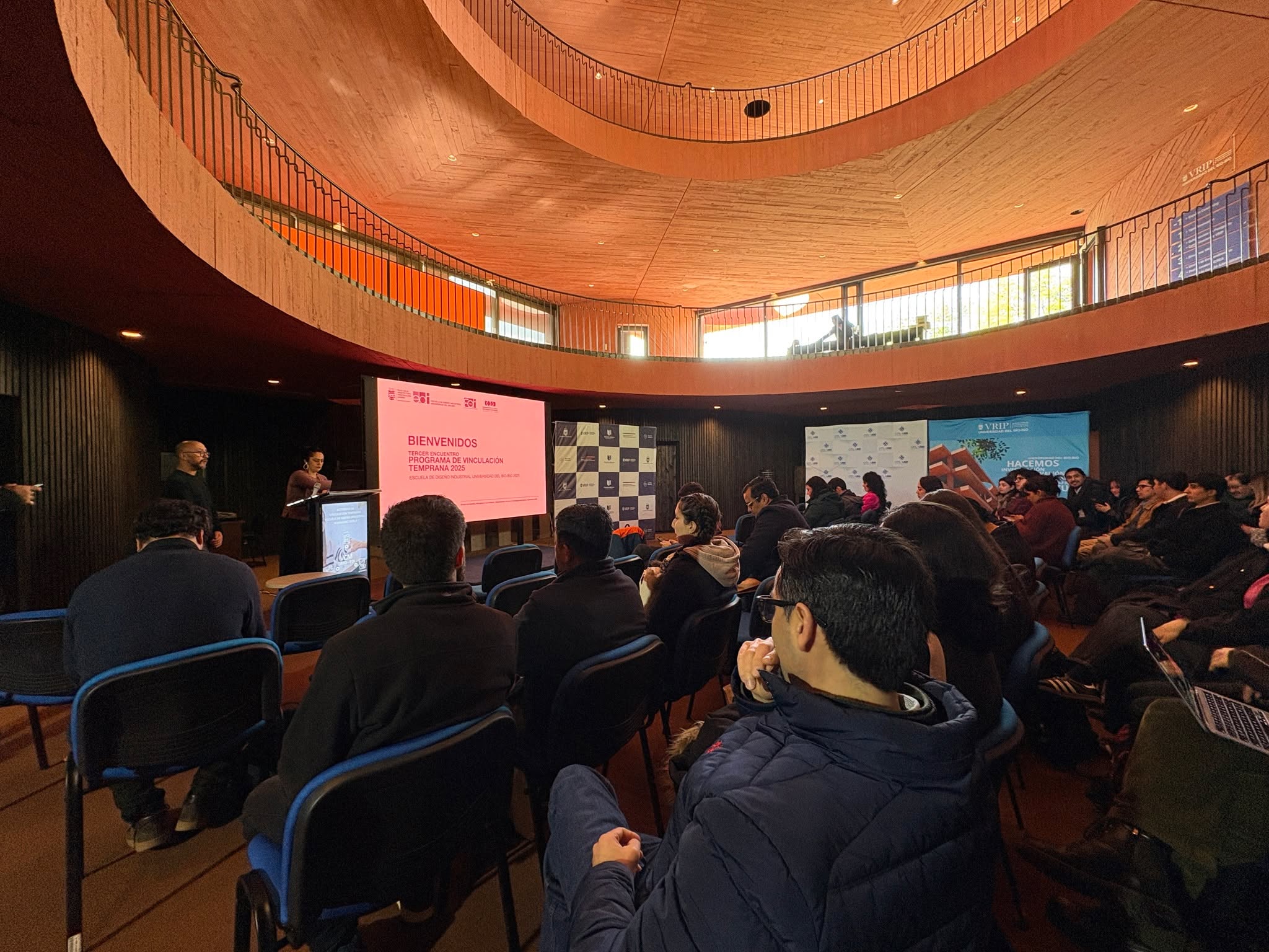 ♻ CIPA y GT-ATP participaron en el tercer encuentro del programa vinculación temprana 2025, gracias a la invitación de la facultad de @disenoindustrialubb  de la Universidad del Bío-Bío.

📌Durante la jornada, estudiantes de diseño industrial interactuaron con empresas, organizaciones e instituciones regionales, proponiendo ideas innovadoras frente a desafíos reales.

💡 Una instancia clave para impulsar la co-creación y fortalecer el ecosistema de innovación regional. 🌱🤝