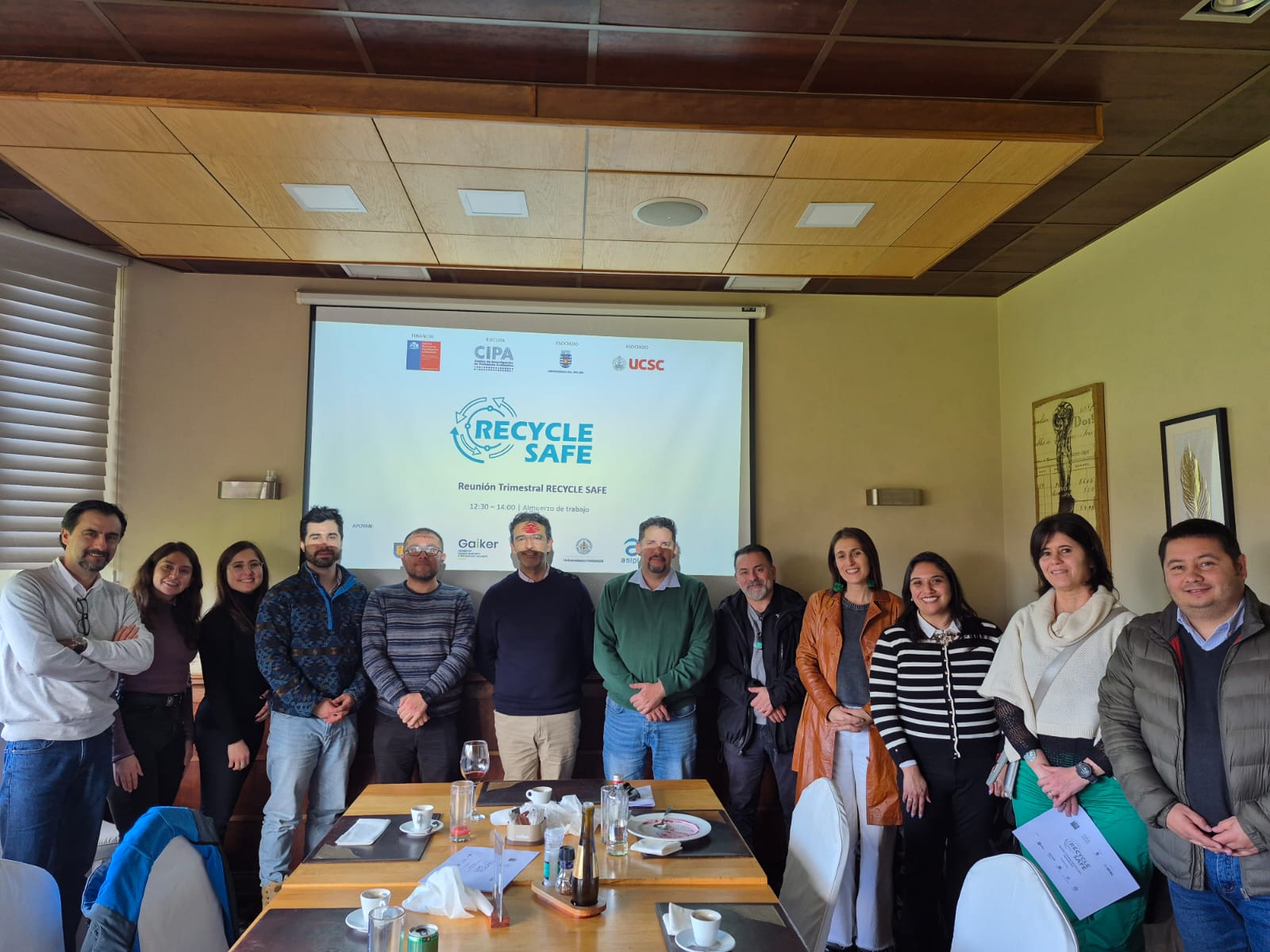 🌍 Reunión Trimestral RECYCLE SAFE ♻

Investigadores de CIPA e instituciones asociadas se reunieron para avanzar en los objetivos de RECYCLE SAFE.

Durante este encuentro trabajamos en:
✅ Diseñar una estrategia colectiva para apalancar indicadores clave (KPI).
✅ Revisar los avances científico-tecnológicos en identificación y remoción de contaminantes en plásticos post-consumo.
✅ Fortalecer la formación de capital humano, la colaboración interinstitucional y la generación de conocimiento transferible al sector productivo y a la sociedad.

El desafío es claro: convertir la investigación en impacto real, aportando soluciones sostenibles y seguras al problema global de la contaminación plástica.

🤝 Agradecemos la participación de todas y todos quienes hacen posible que RECYCLE SAFE avance hacia sus metas.

#RecycleSafe #CIPA #Investigación #Reciclaje #Sostenibilidad #Innovación