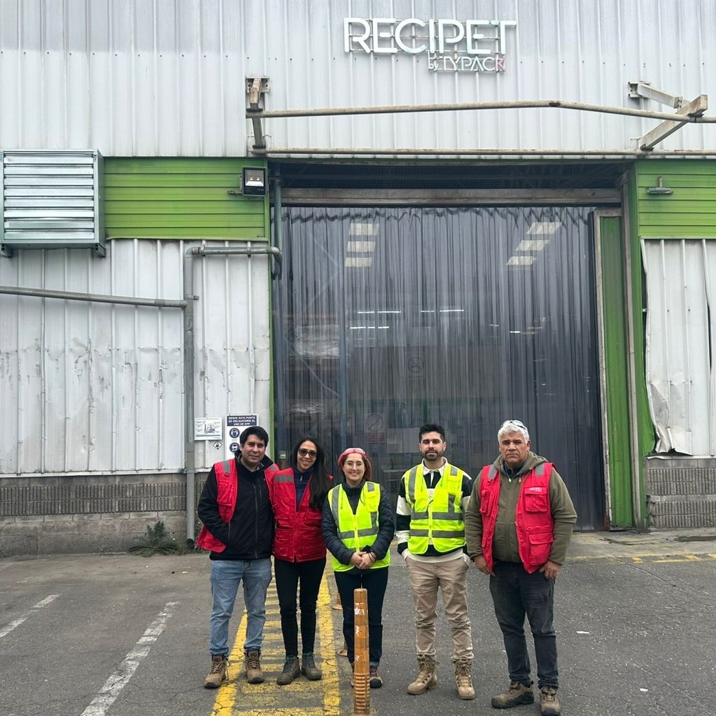 🔬 ¡Ciencia y reciclaje van de la mano! ♻️

Nuestros investigadores Constanza Sabando y el Dr. Mario Sanhueza se encuentran en Santiago, visitando la planta de RECIPET by TYPACK, ¡la recicladora de PET más grande del país! 💪

En compañía de Glennyfer Luque, Alejandro Leiva y Cristian Burgos, colaboradores de la empresa, recorrieron las instalaciones para conocer en detalle el proceso de reciclaje de plásticos.

Esta visita se enmarca en el proyecto Recycle Safe, que busca aplicar técnicas avanzadas para detectar y separar compuestos peligrosos presentes en envases y embalajes plásticos. 🚯🔍

🌱 ¡Un paso más hacia un reciclaje más seguro y eficiente!

#RecycleSafe #ReciclajeInteligente #CienciaYMedioAmbiente #EconomíaCircular #InnovaciónSustentable #PET #Reciclaje