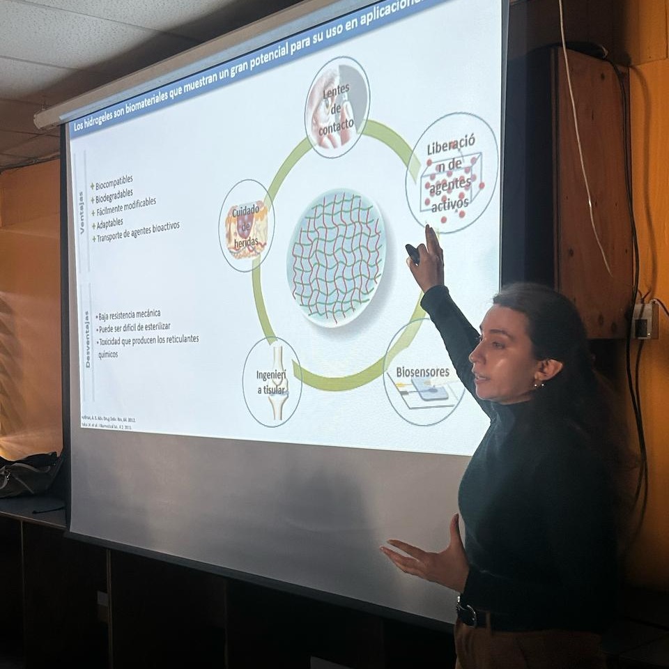 🔬✨ ¡La ciencia se vive en el aula!
Nuestros investigadores, la Dra. Natalia Pettinelli y el Dr. Mario Sanhueza, visitaron el Liceo Domingo Ortiz de Coelemu para compartir con estudiantes una jornada llena de conocimiento, inspiración y conversación.

👩‍🔬 La Dra. Pettinelli sorprendió con su charla: “¿Materiales que se reparan solos? Hidrogeles inteligentes para aplicaciones médicas”

♻️ Por su parte, el Dr. Sanhueza presentó:“Recycle-Safe: Proyecto de reciclaje para un futuro sustentable”, una invitación a pensar el reciclaje con visión de futuro 🌍

🔍 Esta actividad forma parte de un ciclo de divulgación científica organizado por el liceo, que busca acercar la ciencia a las y los jóvenes, fomentar el pensamiento crítico y conectar el conocimiento con la vida cotidiana.

#CienciaParaTod@s #DivulgaciónCientífica #Educación #Sustentabilidad #Innovación #Hidrogeles #Reciclaje #PensamientoCrítico #FuturoCientífico